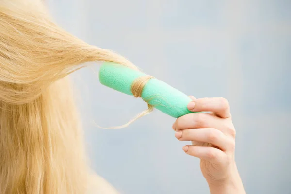 Blond Vrouw Met Behulp Van Haarrollen Mooie Kapsel Maken Haar — Stockfoto