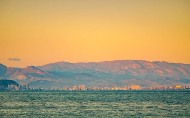 Akdeniz kıyısı, İspanyol Costa Blanca kıyı şeridi akşam ışığında, Alicante kıyısı uzakta.