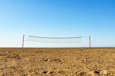 Voleybol yaz sporu ekipmanları. Açık kumsalda ağ örgüsü var. Etkin yaşam biçimi.