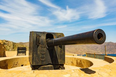 Akdeniz kıyısında Castillitos bataryası. İspanya 'nın Cartagena Murcia bölgesi yakınlarındaki turistik bir yer. Savunma kalesi. Tarihi dönüm noktası.