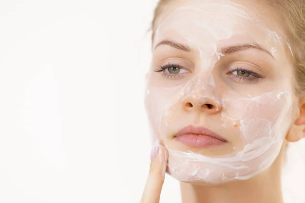 Wanita Muda Dengan Kosmetik Krim Masker Kelembaban Wajahnya Perawatan Kecantikan — Stok Foto