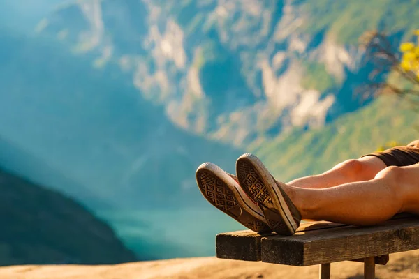 Turist Kadın Bacakları Flydalsjuvet Bakıyor Norveç Fiyort Manzarası Geirangerfjord — Stok fotoğraf