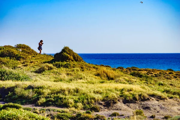 Turistkvinna Promenader Havet Strand Med Kamera Tar Rese Bild Från — Stockfoto