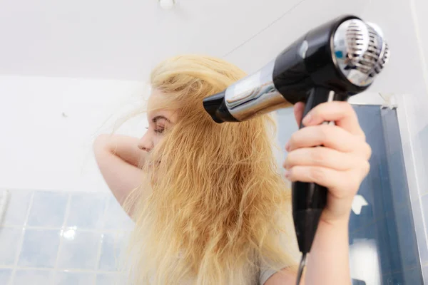 Mulher Positiva Usando Secador Cabelo Seu Penteado Loiro Haircare Conceito — Fotografia de Stock