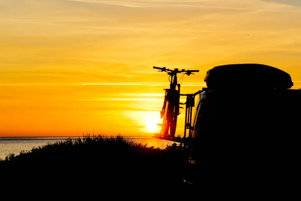 Wohnmobil Freizeitfahrzeug Mit Fahrrädern Auf Gepäckträger Campen Strand Bei Sonnenaufgang — Stockfoto