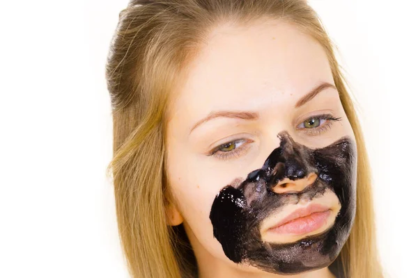 Mujer Joven Que Aplica Una Máscara Negra Desintoxicación Carbohidratos Cara —  Fotos de Stock