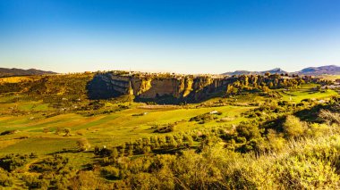 Ronda şehri ve vadisi, Endülüs, İspanya. Uzaktan bak. Popüler bir dönüm noktası. Turistik yerler, ziyaret edilecek yerler..