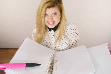 İş, kötü iş ilişkileri kavramı mobbing. Kızgın kızgın otoriter işkadını öfkeli holding bağlayıcı belgeleri ile olmak