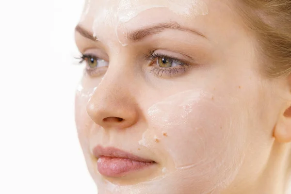 Jonge Vrouw Met Crème Cosmetische Masker Vocht Haar Gezicht Schoonheidsbehandeling — Stockfoto