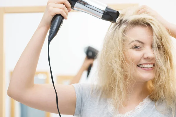 Positive Frau Mit Föhn Auf Ihrer Blonden Frisur Haarpflege Friseurkonzept — Stockfoto