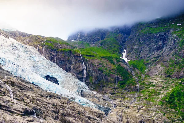 Sogn Fjordane Ilçesindeki Sogndal Belediyesinin Fjaerland Bölgesindeki Boyabreen Buzulu Dağlar — Stok fotoğraf