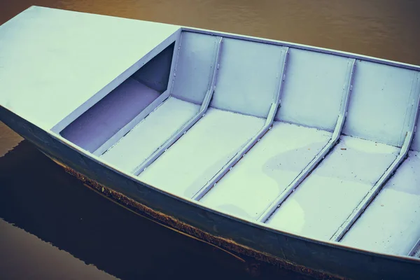 Приручений Човен Річковій Воді — стокове фото