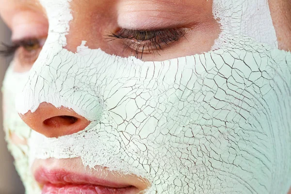 Feche Mulher Com Máscara Lama Verde Rosto Visão Detalhes Menina — Fotografia de Stock