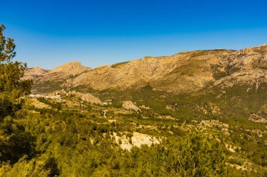 İspanyol dağları kayalık arazi ile kasaba köyü, Alicante vilayeti, Costa Blanca bayramı