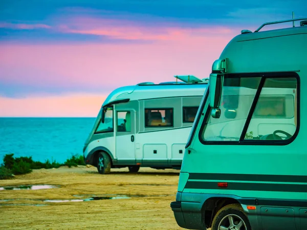 キャラバン車両はスペインの地中海沿岸でキャンプ モーターホームでの休暇 — ストック写真