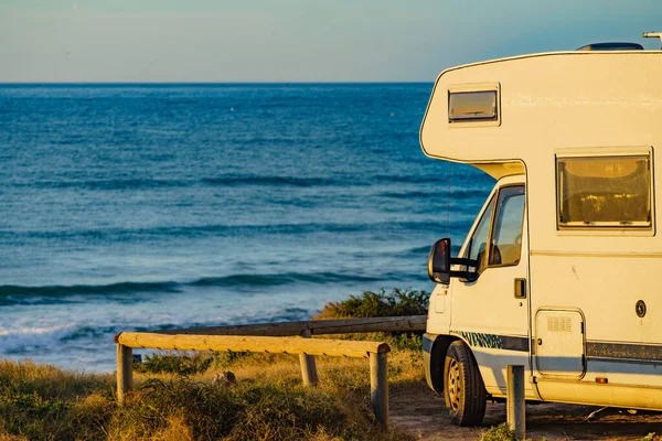 Camper Car Camping Beach Sea Shore Утренний Солнечный Свет Испания — стоковое фото