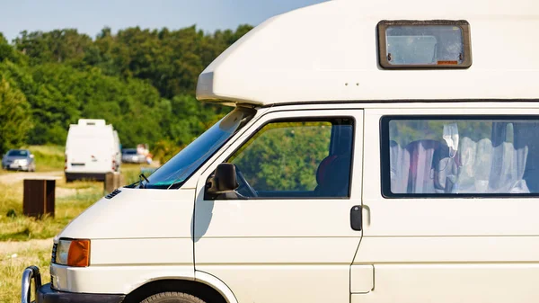 夏天野营面包车在大自然上露营 坐汽车回家 商队假期 — 图库照片