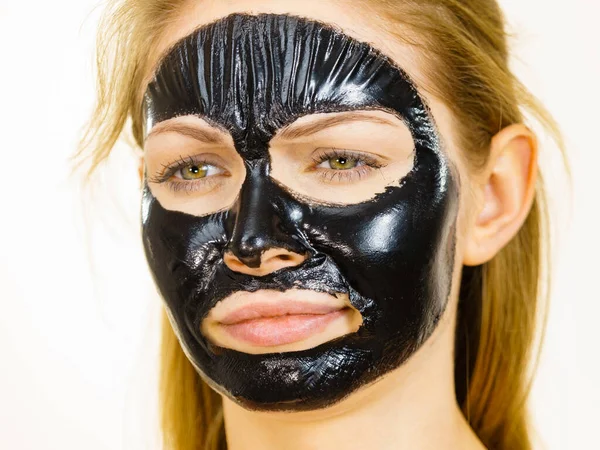 Mladá Žena Detoxikační Černou Maskou Obličeji Bílém Dospívající Dívka Stará — Stock fotografie