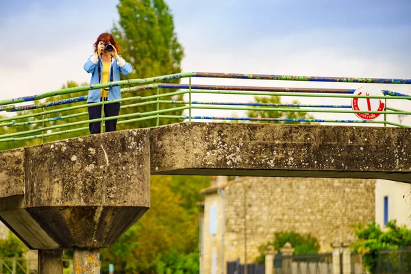 Mulher Tirar Fotos Viagem Coulon Cidade França — Fotografia de Stock