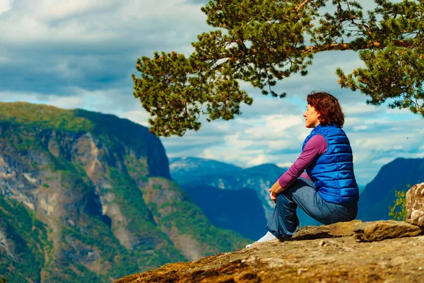 Mujer Turista Cima Montaña Con Vistas Las Montañas Noruega Ruta — Foto de Stock