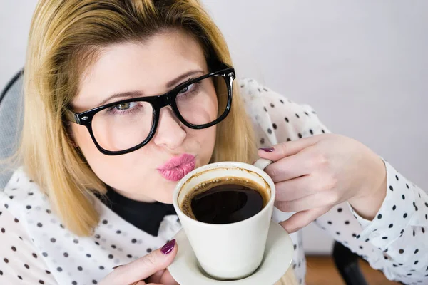 Boldog Iszik Forró Kávét Vagy Teát Élvezve Szünet Ideje Alatt — Stock Fotó