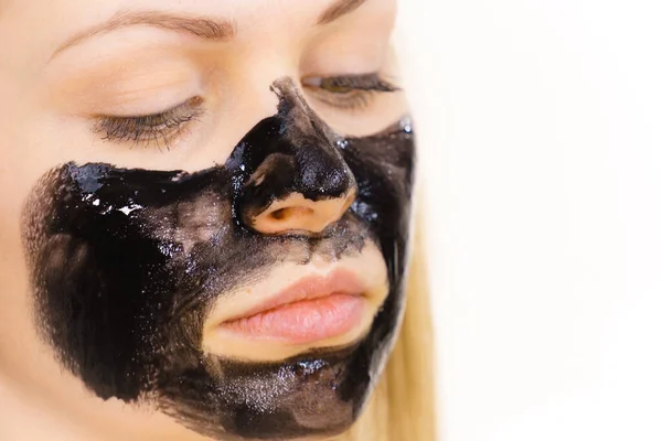 Jonge Vrouw Die Carbo Detox Zwart Masker Haar Gezicht Aanbrengt — Stockfoto