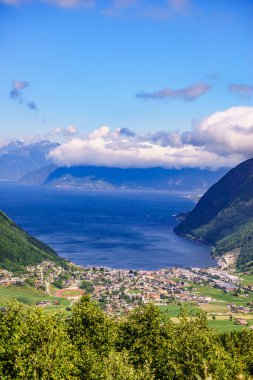 Dağlar fiyortları manzara. Vikafjellet valley Stolsheimen Batı Norveç Fiyordu adlı köyde Vik ile. Norveç yaz manzara. Tatil ve seyahat.