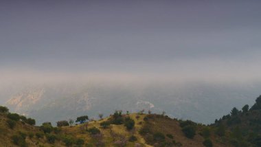 Endülüs İspanya 'da bulutlu dağlar