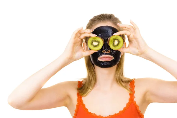 Jonge Vrouw Met Carbo Zwarte Peel Masker Haar Gezicht Met — Stockfoto