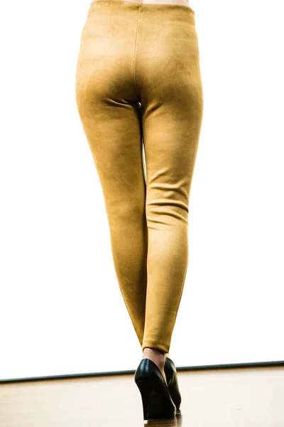 Donna Irriconoscibile Che Indossa Leggings Stretti Pantaloni Senape Giallo Marrone — Foto Stock