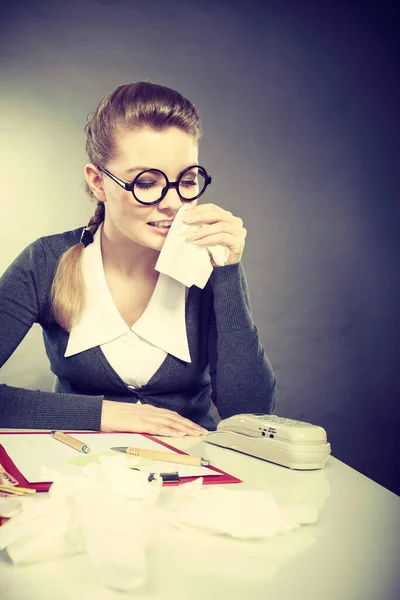 Enfermedades Enfermedades Trabajo Joven Mujer Negocios Malsana Con Tejido Que —  Fotos de Stock