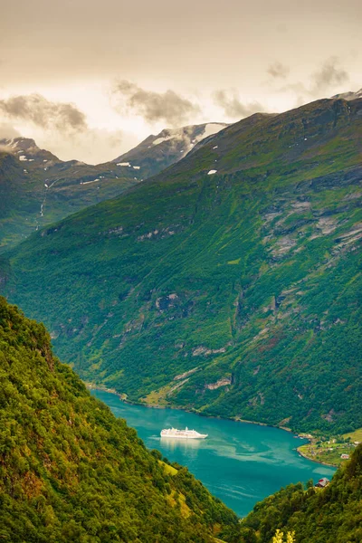 Fjord Geirangerfjord Μεγάλο Κρουαζιερόπλοιο Θέα Από Ornesvingen Σημείο Θέασης Νορβηγία — Φωτογραφία Αρχείου