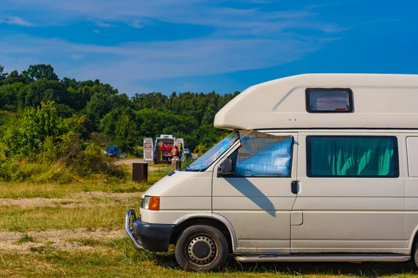 Camper Van Camping Naturen Sommaren Reser Med Husbil Husvagnssemester — Stockfoto