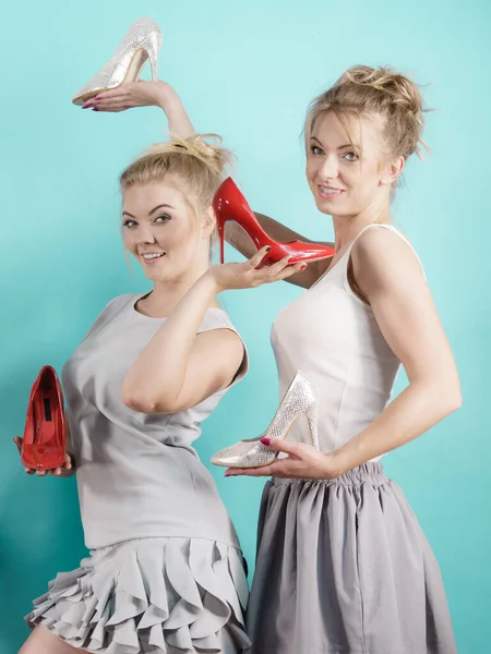 Atractivas Mujeres Estilista Moda Presentando Zapatos Elegantes Hermosos Tacones Altos —  Fotos de Stock