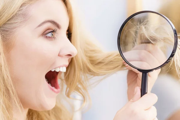 Gelukkige Vrouw Haar Haren Uitvergroten Eindigt Zoek Magnifer Positief Conditioner — Stockfoto