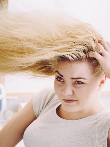 Mujer Rubia Que Tiene Problemas Con Cabello Graso Graso Baño — Foto de Stock