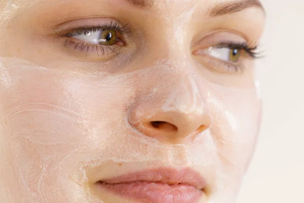 Yüzünde Krem Kozmetik Maske Nem Olan Genç Bir Kadın Güzellik — Stok fotoğraf