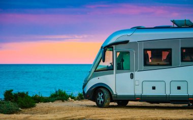 İspanya 'nın Akdeniz kıyısında kamp yapan karavan aracı. Karavanda tatil.