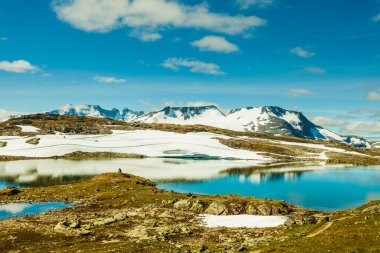 Spor aktivitesi. Norveç, Lom ve Luster arasında 55 Sognefjellet ulusal turizm rotasındaki kayak pistleri.