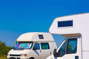 Karavan ve karavan yazın doğada kamp yapıyor. Karavanla seyahat ediyorum. Karavan tatili.