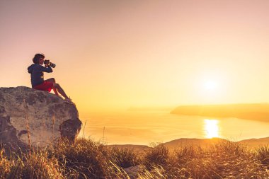 Kameralı bayan turist Sahil manzarasından seyahat fotoğrafı çekiyor, Mesa Roldán, Endülüs İspanya. Cabo de Gata Doğal Parkı.