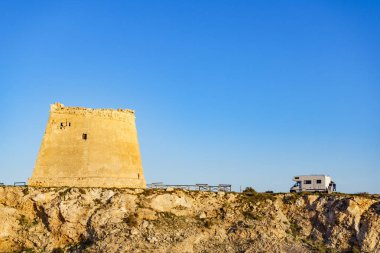 Mesa Roldán Kulesi 'ndeki karavan evi. Cabo de Gata Nijar Doğal Parkı, Endülüs İspanya. Carboneras Turist Çekimi.