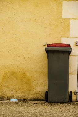 Çöp kutusu ya da çöp kutusu, plastik geri dönüşüm konteynırı.