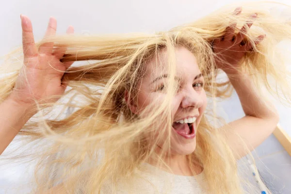 幸せな女は 長いブロンドの髪を持ちます 喜びで彼女の髪型のシャワー感きれいな表示状態を服用後肯定的な女性 — ストック写真