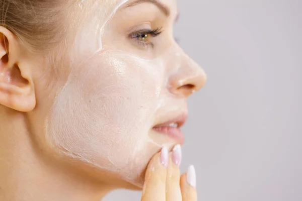 Mujer Joven Aplicando Crema Cosmética Mascarilla Hidratante Cara Tratamiento Belleza — Foto de Stock