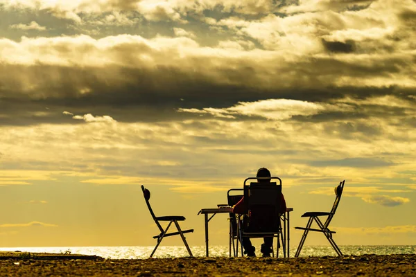 Male Tourist Person Sitting Beach Seashore Sunset Relaxing Enjoying Scenic — Stock Photo, Image