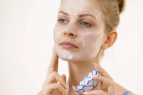 Mujer Joven Aplicando Crema Facial Cosmética Mascarilla Hidratante Cara Piel —  Fotos de Stock