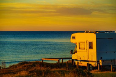 Akdeniz kıyısındaki Calblanque Park, Murcia İspanya 'da gün doğumunda karavan. Doğa plajında kamp yapmak. Tatil ve karavanda yolculuk.