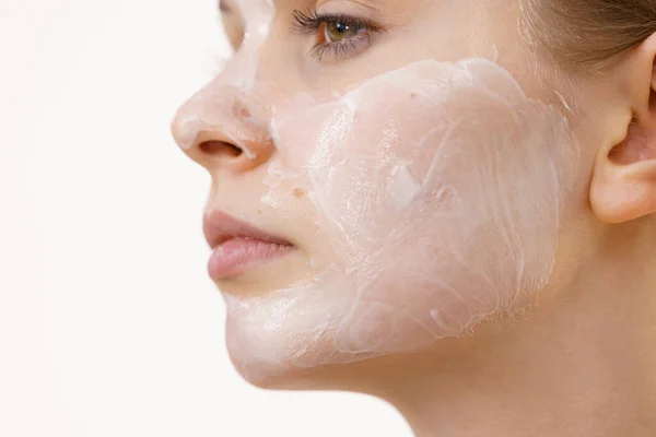 Yüzünde Krem Kozmetik Maske Nem Olan Genç Bir Kadın Güzellik — Stok fotoğraf