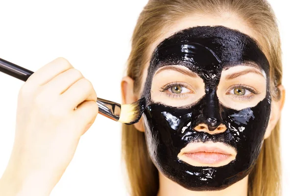 Jonge Vrouw Met Borstel Zwarte Detox Peel Masker Haar Gezicht — Stockfoto